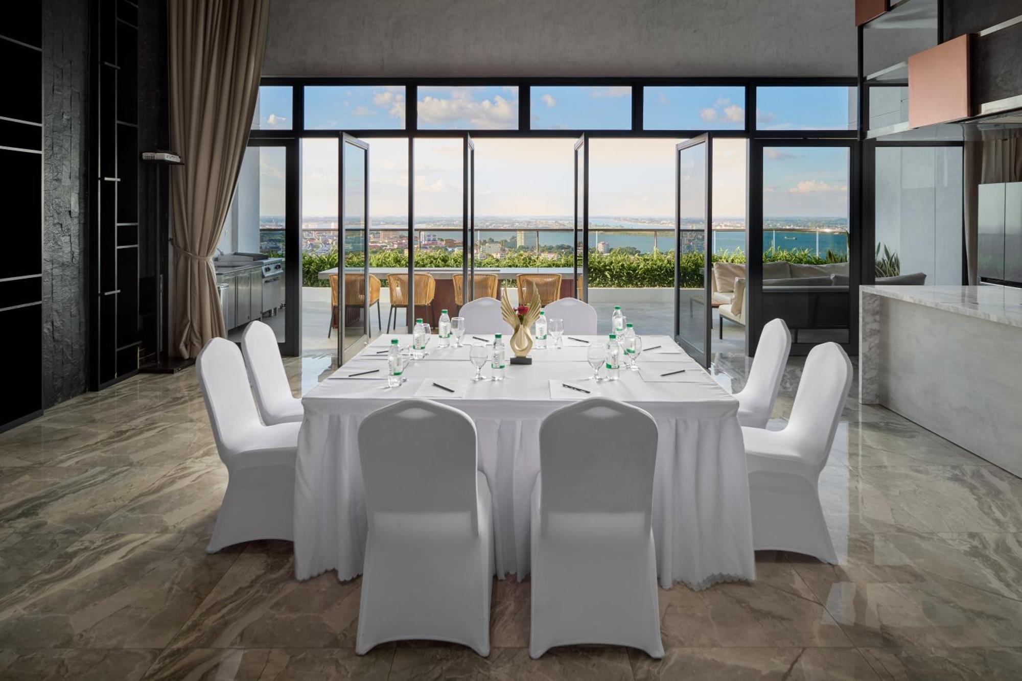 The Peninsula Phnom Penh Hotel Exterior photo